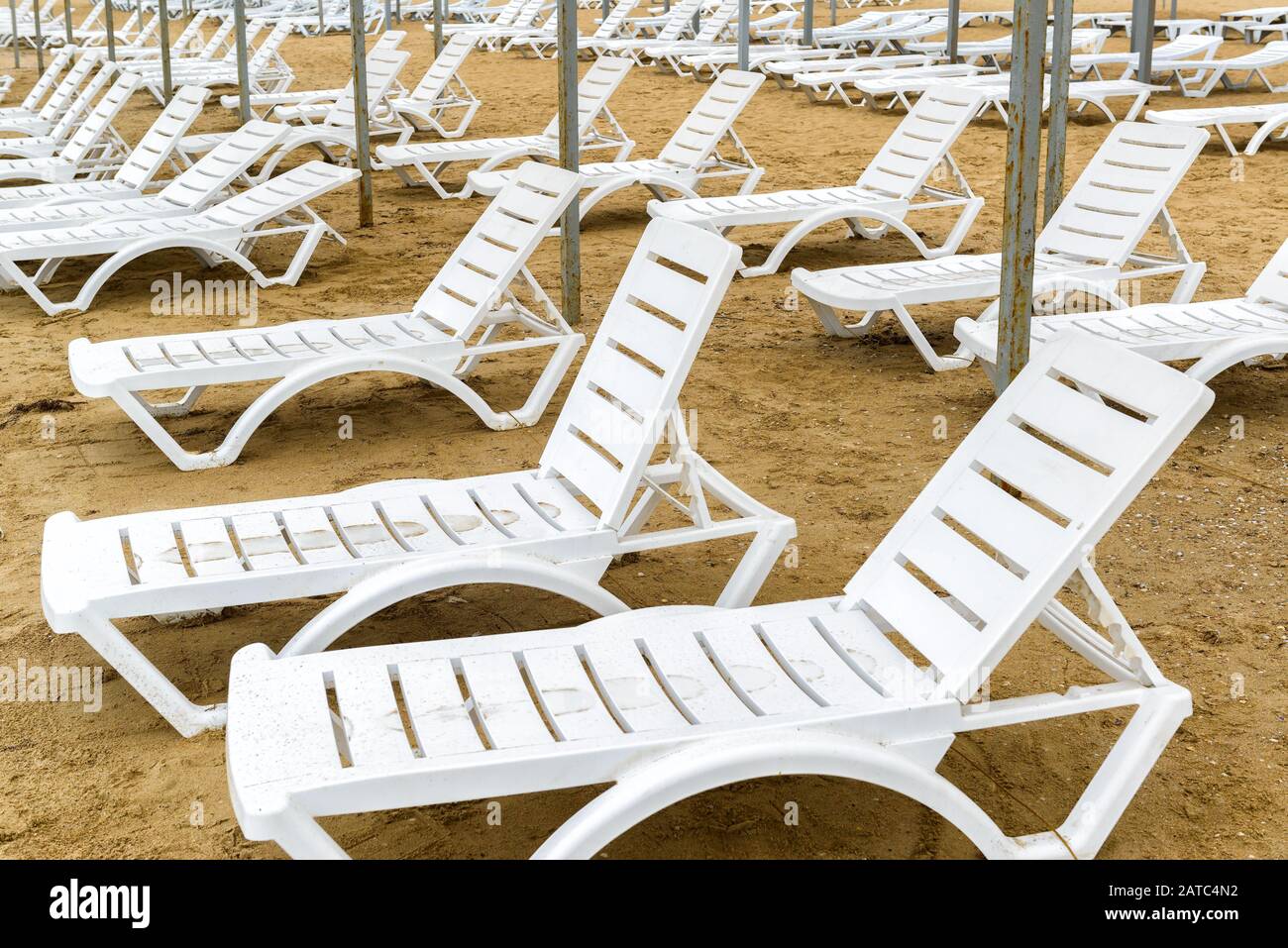 Chaises de plage en dehors de la saison. Transats vides sur une plage de sable. Banque D'Images
