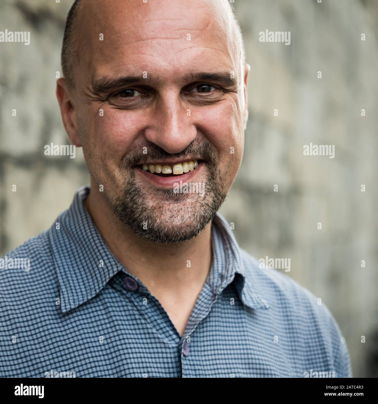 Gand, Flandre / Belgique - 09 02 2019: Portrait décontracté en gros d'un homme blanc chauve souriant de quatre ans Banque D'Images