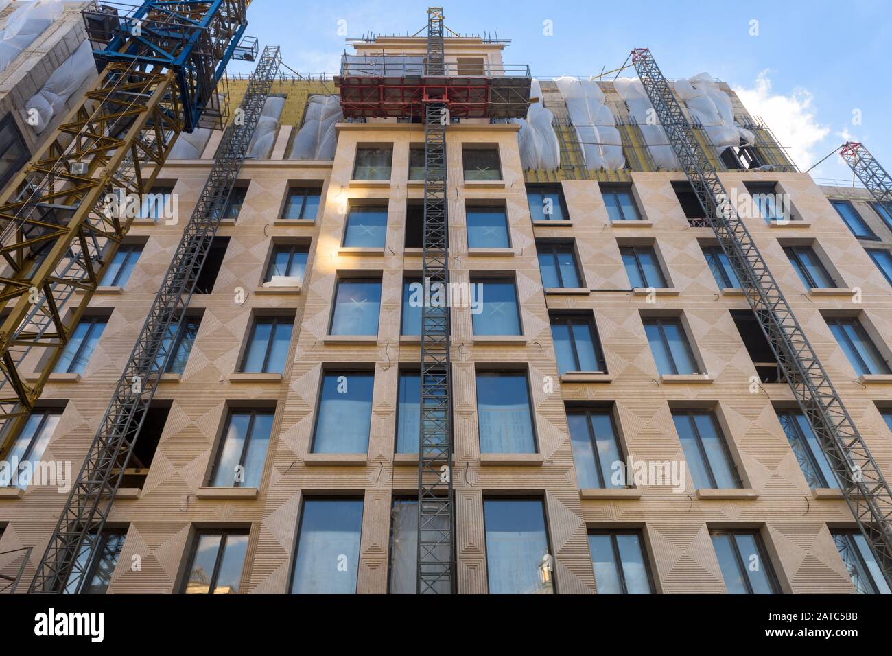 Moscou - 10 août 2017 : façade du bâtiment en construction. Grue de tour et mur avec fenêtres sur le site de construction de gros plan. Proj. Béton urbain Banque D'Images