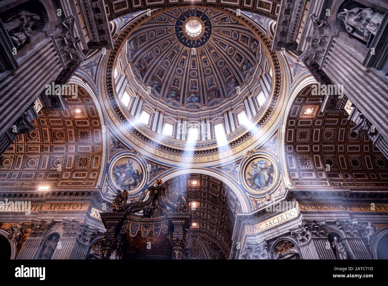 Rome, ITALIE - 12 MAI 2014 : à l'intérieur de la basilique Saint-Pierre. La basilique Saint-Pierre est l'une des principales attractions touristiques de Rome. Banque D'Images