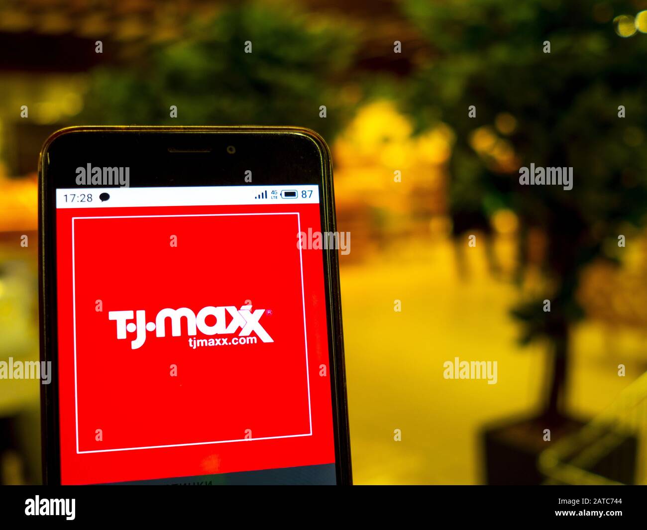 1 février 2020, Ukraine: Dans cette photo l'illustration du T.J. Le logo Maxx s'affiche sur un smartphone. (Image de crédit : © Igor Golovniov/SOPA Images via ZUMA Wire) Banque D'Images