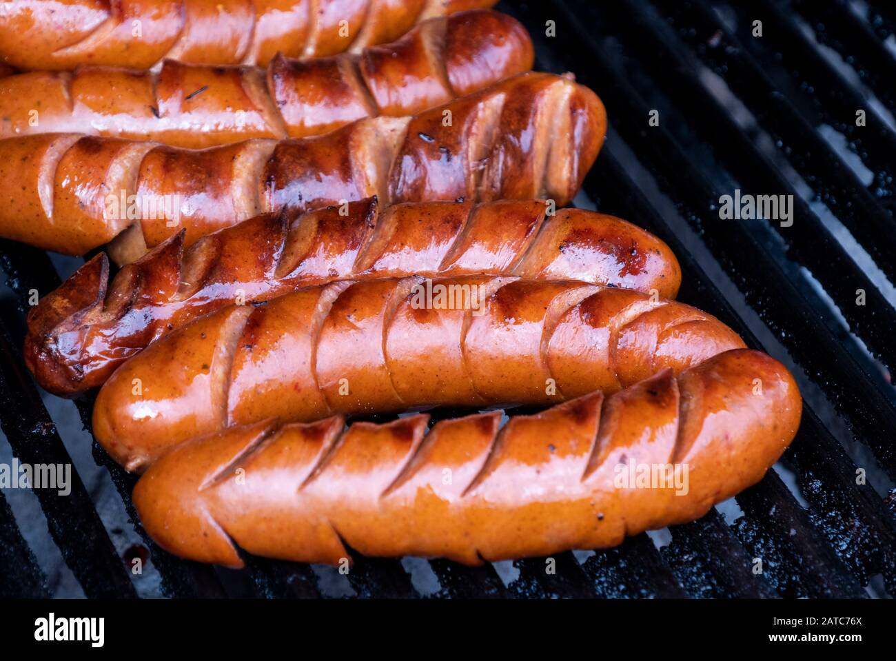 Saucisses juteuses grillées sur le barbecue Banque D'Images