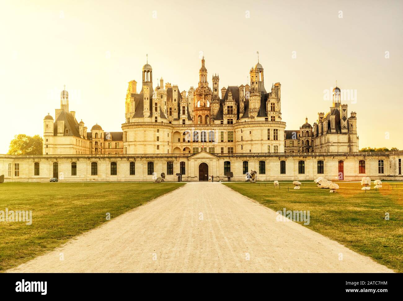 Le Château royal de Chambord au coucher du soleil, France. Ce château est situé dans la vallée de la Loire, construit au XVIe siècle et est l'un des plus reco Banque D'Images