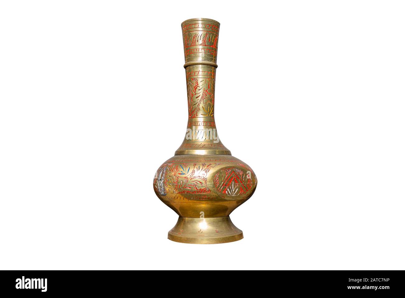 Un vase long et ancien en laiton aux décorations colorées, isolé sur un  fond blanc avec un chemin de découpe Photo Stock - Alamy
