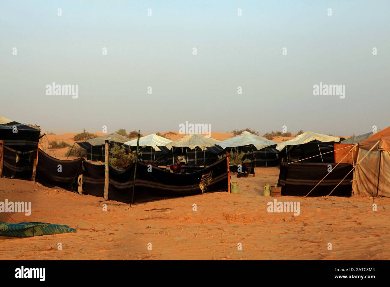 Camp de tentes pour l'hébergement touristique dans le désert du Sahara Banque D'Images