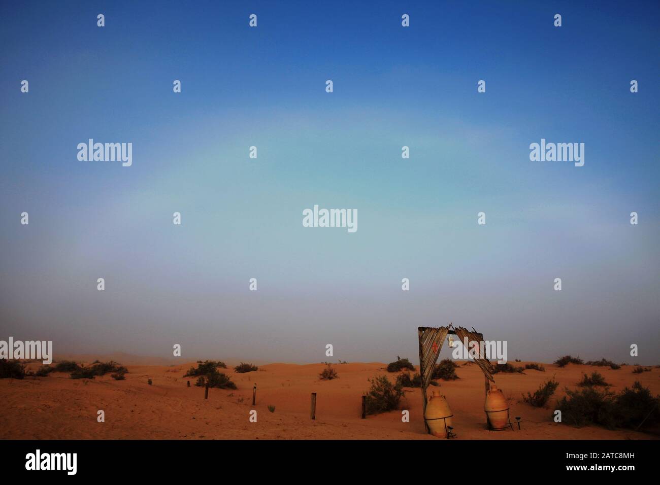 Le fogbow se courbe sur le ciel au-dessus des dunes de sable au Sahara Banque D'Images