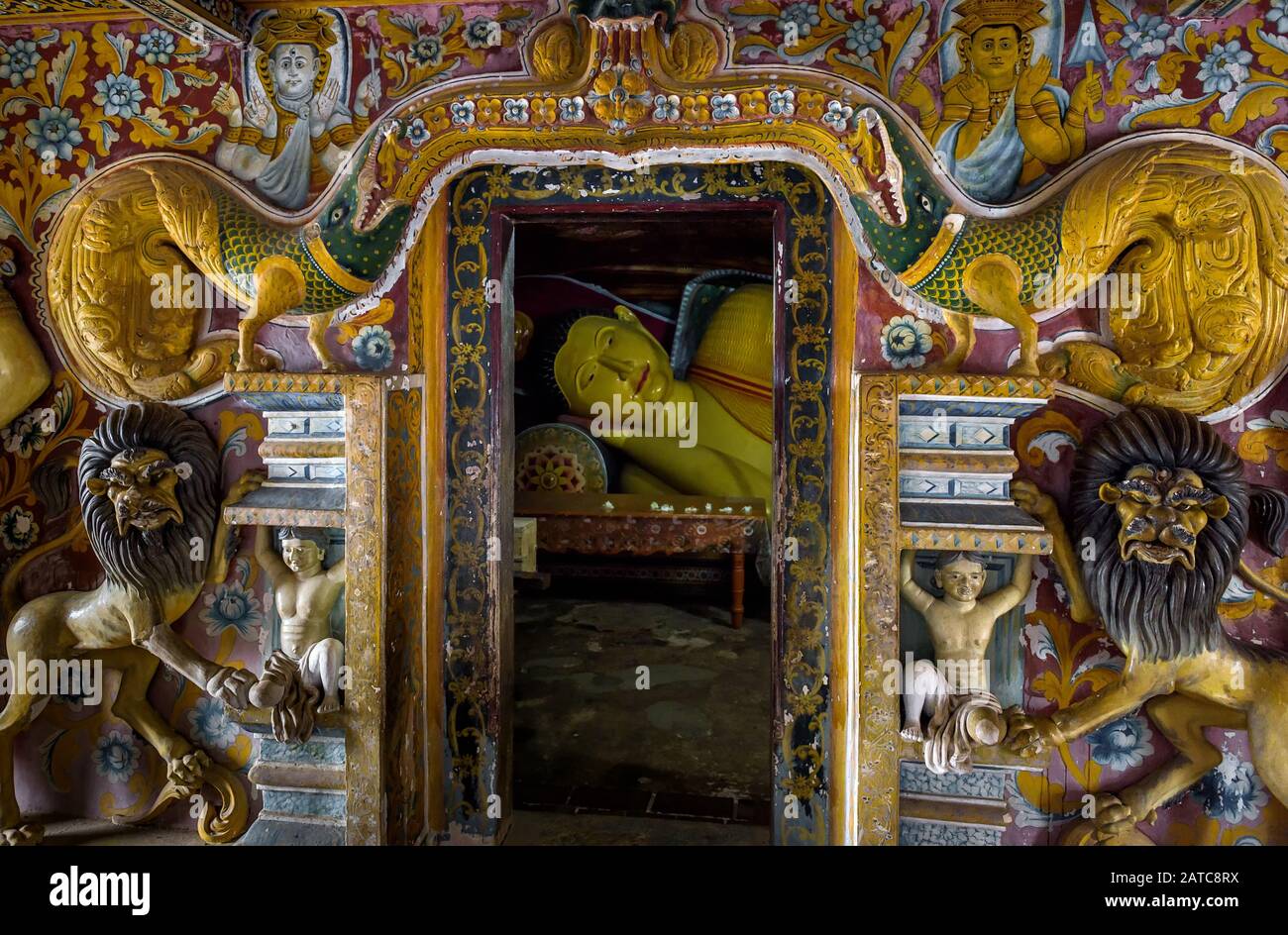 Mulkirigala, Sri Lanka - 4 novembre 2017: Intérieur du temple de Mulkirigala Raja Maha Vihara avec statue de Bouddha inclinable. C'est un rocher bouddhiste ancien A. Banque D'Images