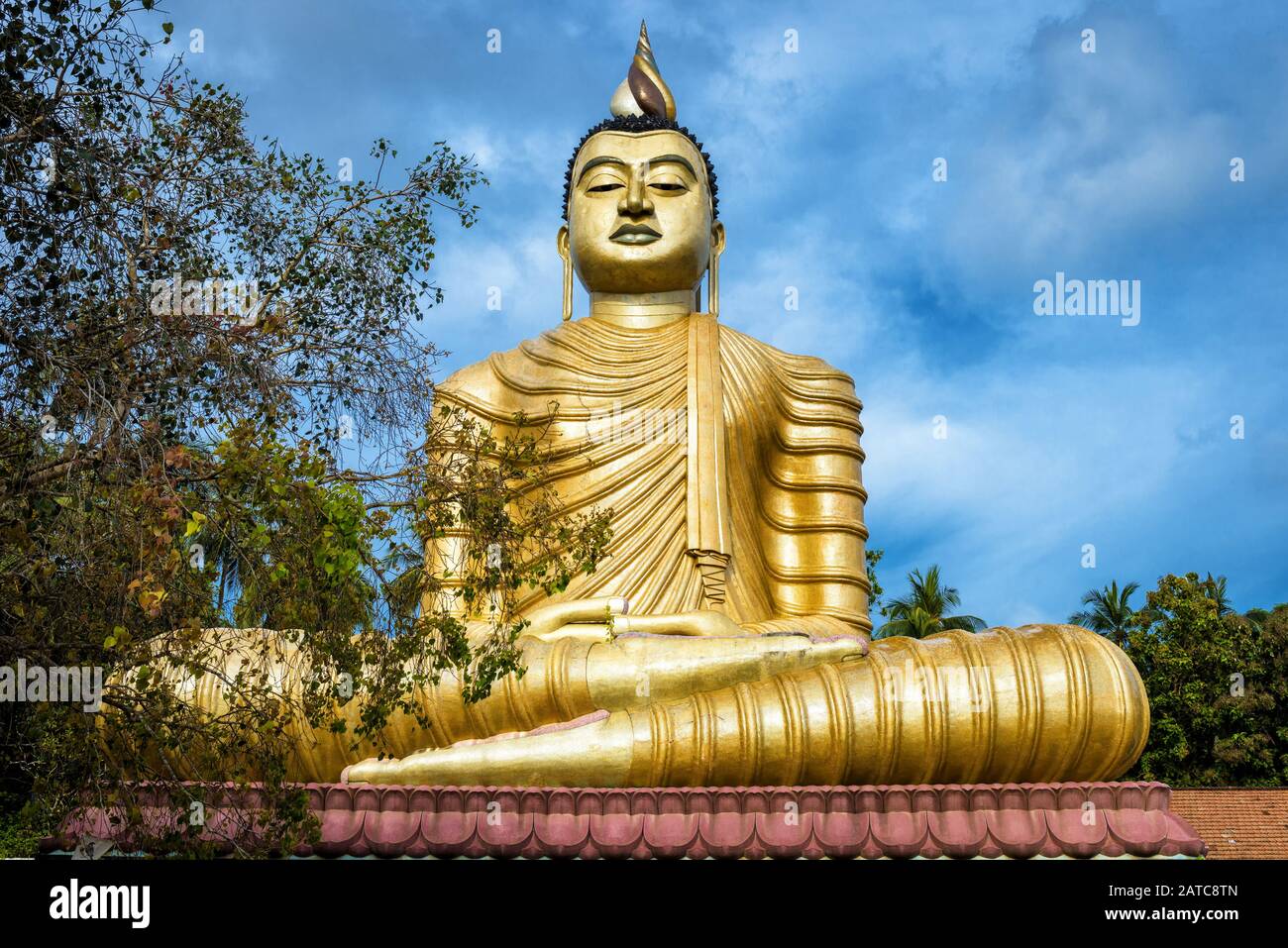 Bouddha dans le vieux temple de Wewurukannala Vihara dans la ville de Dickwella, Sri Lanka. Une grande statue de Bouddha assis de 50 m de haut est la plus grande du Sri Lanka. Bonjour Banque D'Images
