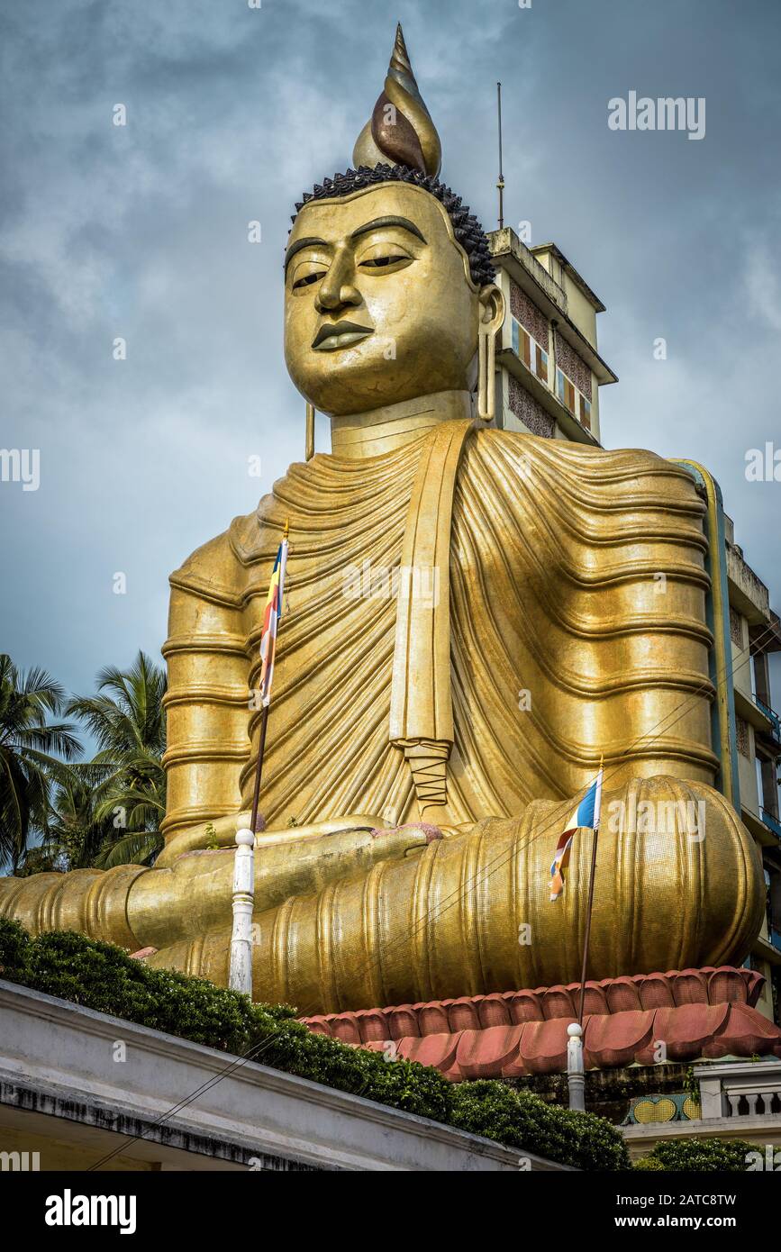 Grand Bouddha dans le vieux temple de Wewurukannala Vihara dans la ville de Dickwella, Sri Lanka. Une statue de Bouddha assis de 50 m de haut est la plus grande du Sri Lanka. Banque D'Images