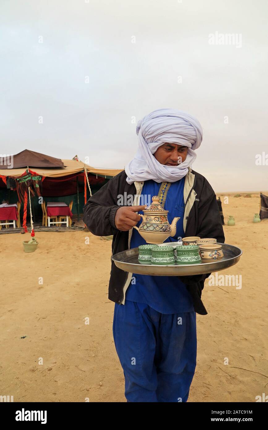Wekcome au camp de tente pour un hébergement touristique dans le désert du Sahara Banque D'Images