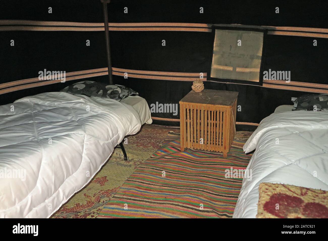 Chambre à coucher du camp de tente pour l'hébergement touristique dans le désert du Sahara Banque D'Images