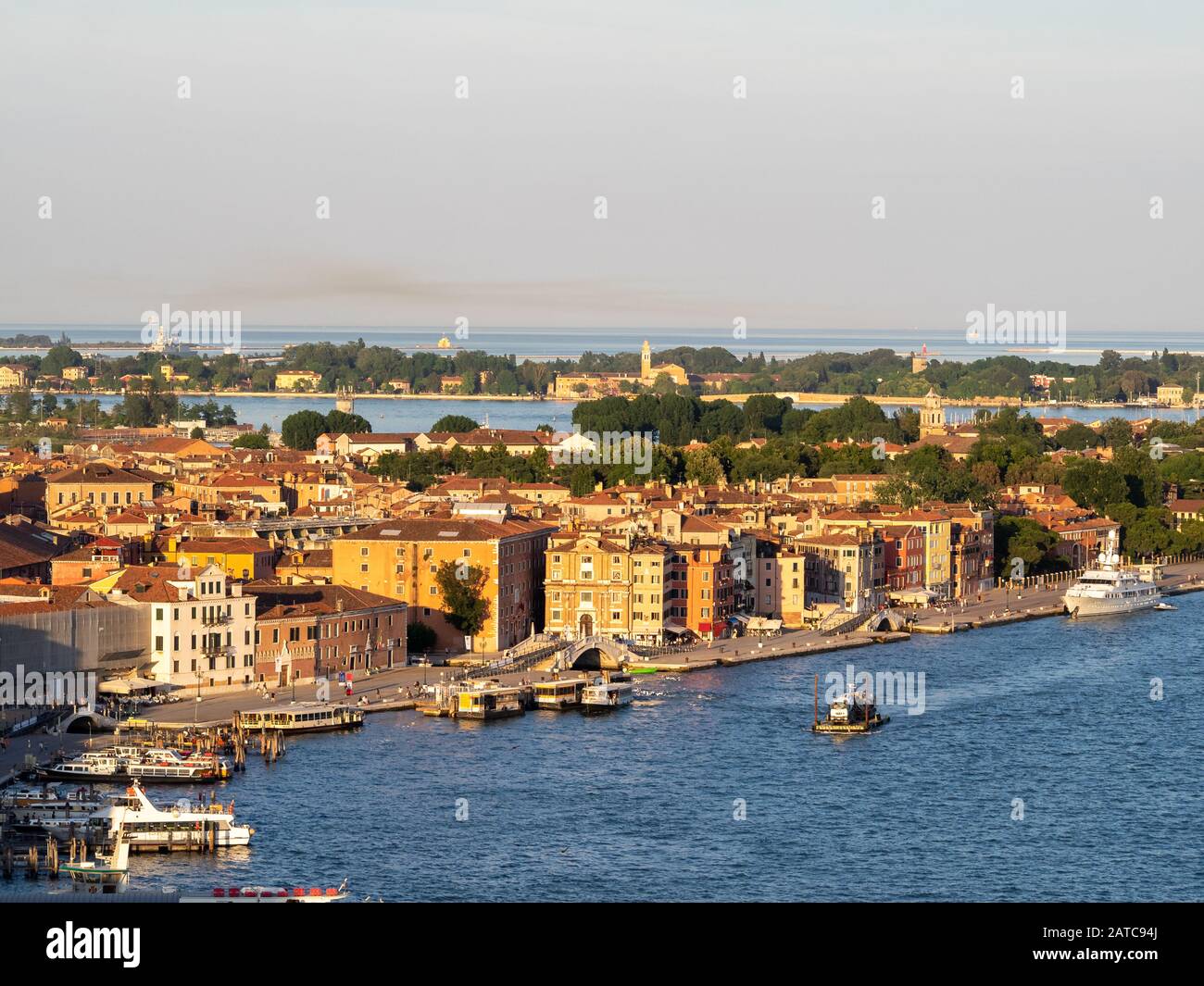 Vue sur le sud-est depuis le sommet de la tour San Marco sur Castello, Venise Banque D'Images