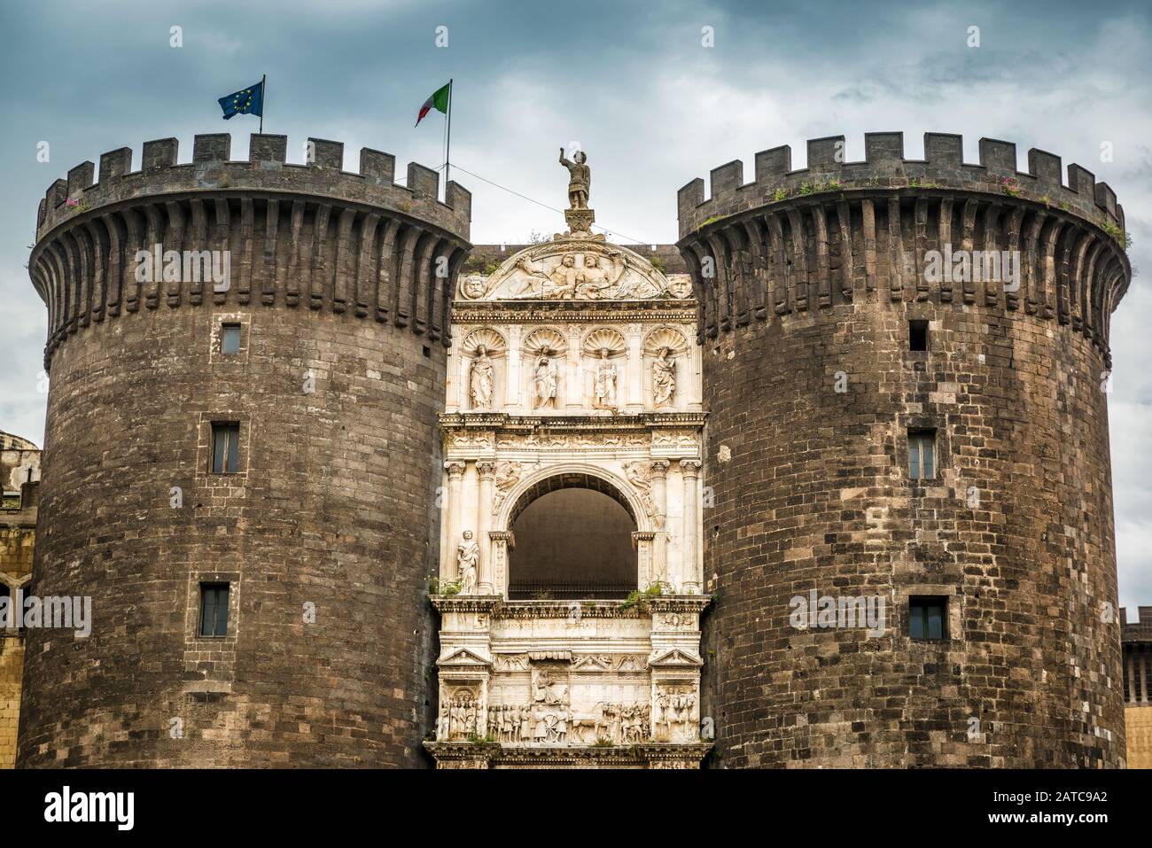 Le château royal Castel Nuovo (nouveau château), résidence des rois médiévaux de Naples, Italie Banque D'Images