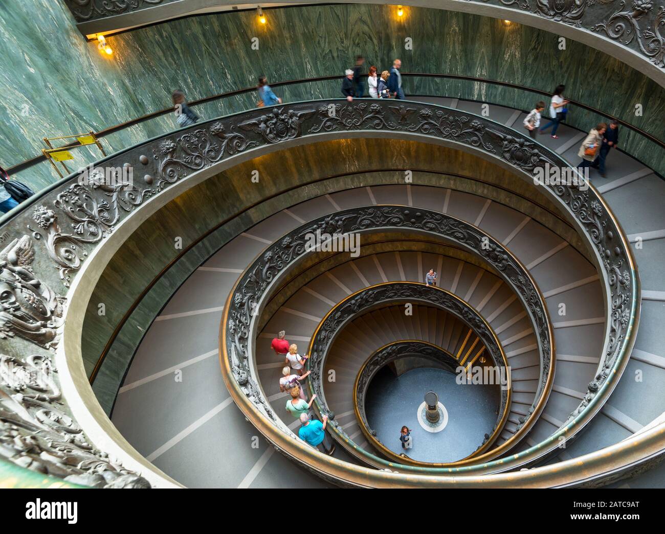 Vatican - 14 MAI 2014 : Escalier en colimaçon avec de beaux rails au musée du Vatican. Banque D'Images
