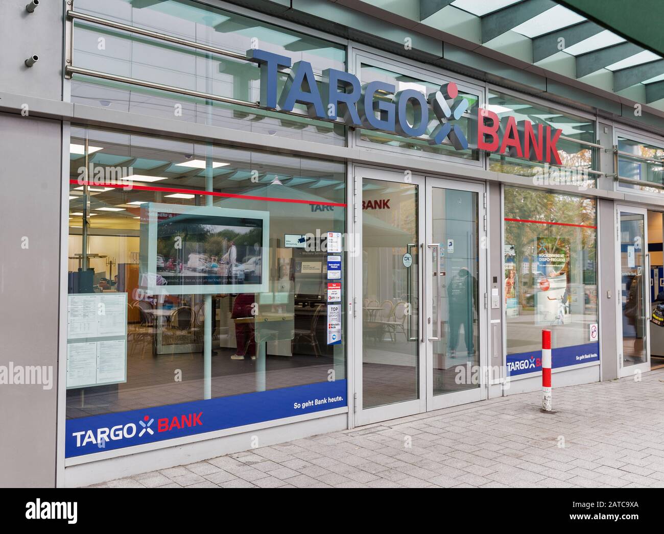 Berlin, ALLEMAGNE - 18 NOVEMBRE 2019 : façade Targo Bank au centre commercial Markisches. Il s'agit d'une banque allemande principalement active dans les banques de détail et est en tête Banque D'Images