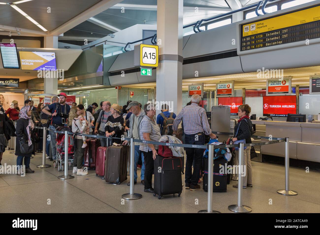 Berlin, ALLEMAGNE - 18 OCTOBRE 2019 : les passagers s'enregistrer avec  leurs bagages pour prendre leur vol à Istanbul au comptoir Turkish Airlines  de l'aéroport Tegel, le principal de l'aéroport Photo Stock -
