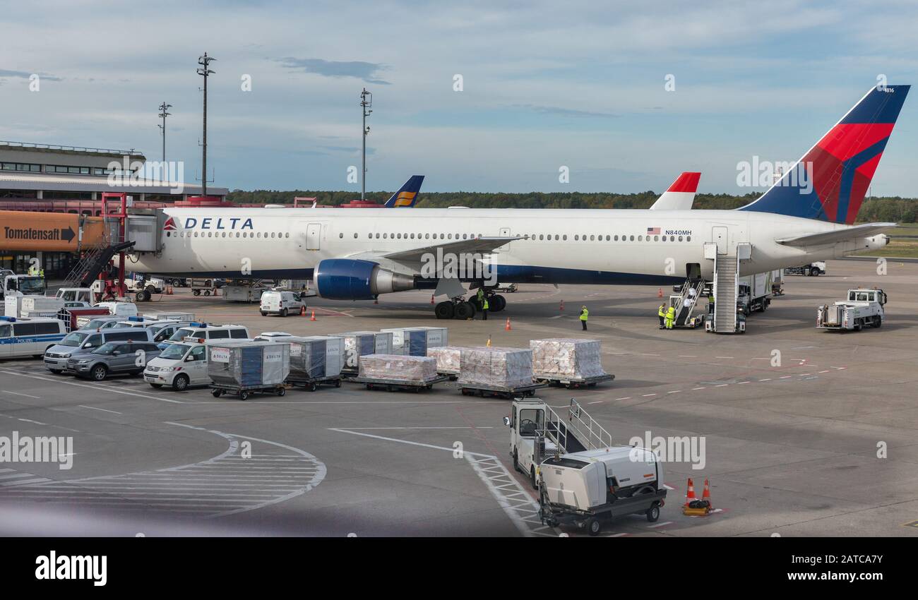 Berlin, ALLEMAGNE - 18 OCTOBRE 2019: Delta Air Lines Boeing 767-432(ER) a servi à l'aéroport Tegel Otto Lilienthal. C'est le principal aéroport international o Banque D'Images