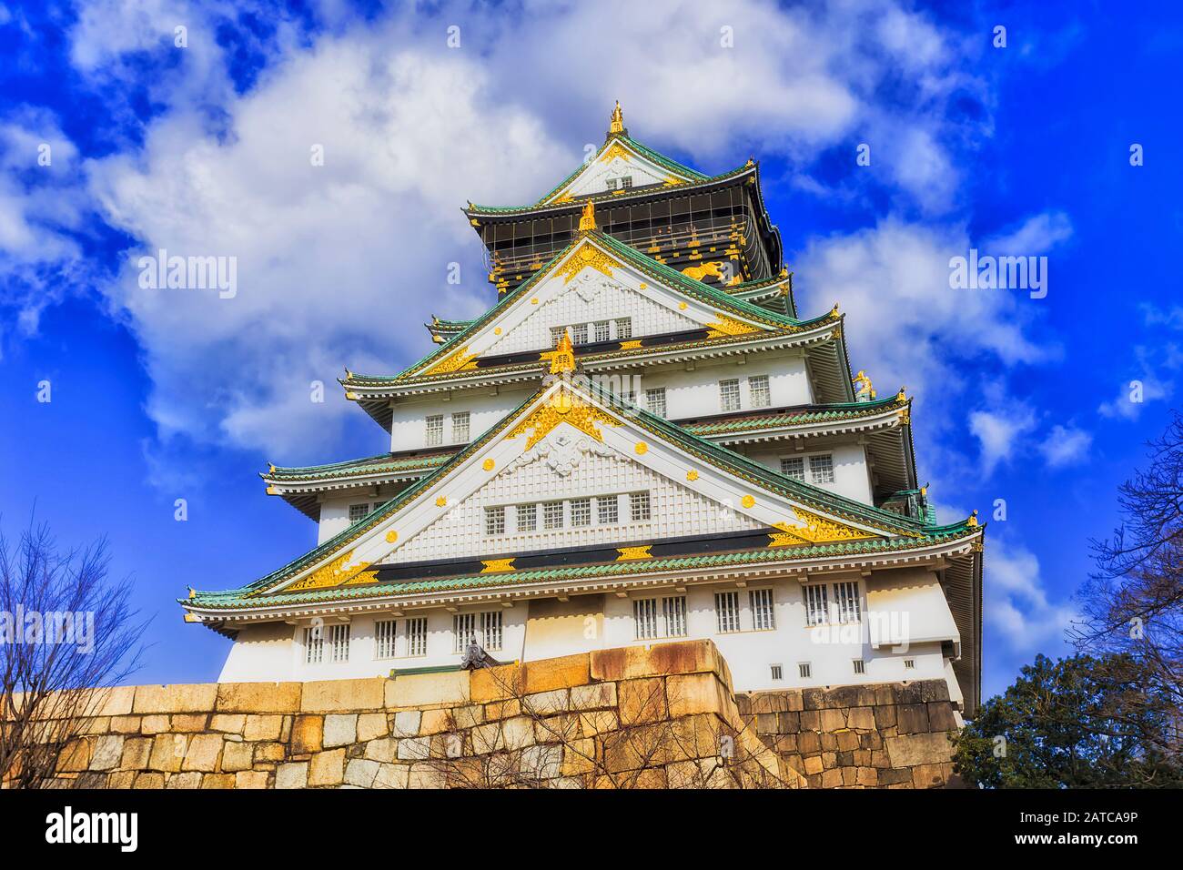 Le principal donjon du château historique de samouraï à Osaka avec une décoration ornementale dorée dans le style japonais contre le ciel bleu. Osaka, Japon. Banque D'Images
