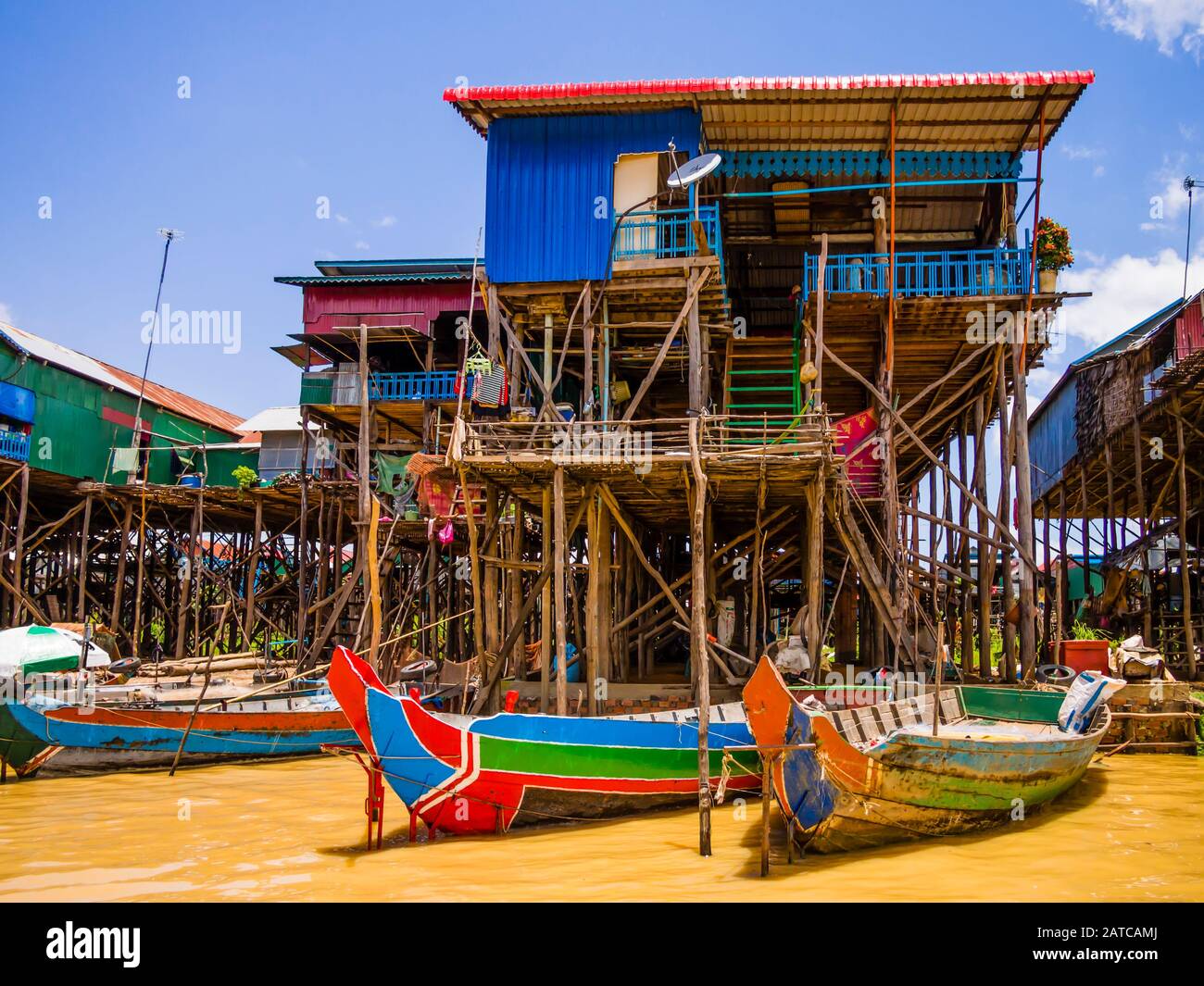 Village flottant traditionnel de Kampong Phluk avec bateaux multicolores et maisons à pilotis, lac Tonle Sap, province de Siem Reap, Cambodge Banque D'Images