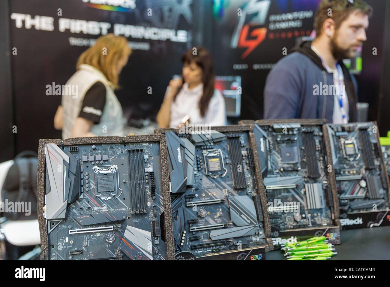 Kiev, UKRAINE - AVRIL 06, 2019: ASRock, une entreprise taiwanaise se spécialise dans la production de cartes mères depuis 2002 stand pendant CEE 2017, les larges Banque D'Images
