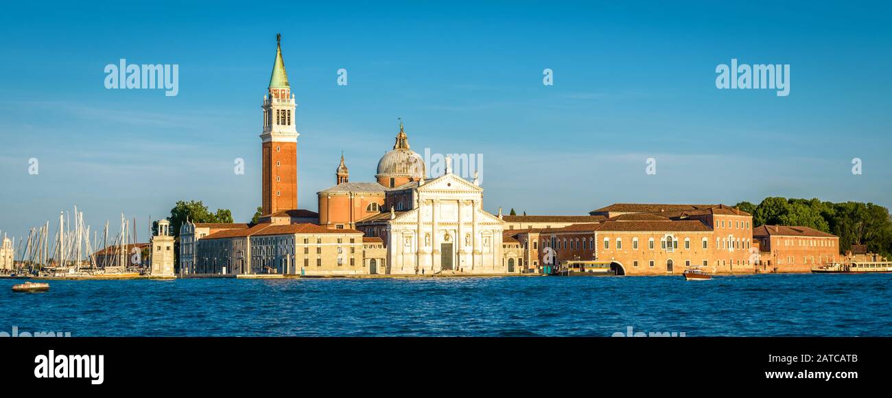 Venise au coucher du soleil, Italie. Île San Giorgio Maggiore dans la lagune vénitienne. Vue panoramique sur la ville marine de Venise. Magnifique paysage de Venise en été Banque D'Images