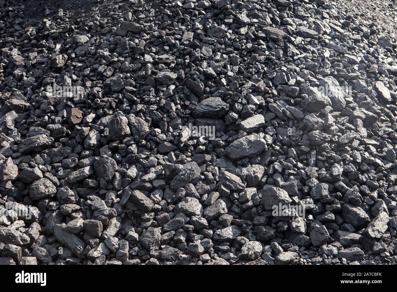 Pile de charbon industriel. Production de carburant et d'énergie, thème de  la pollution de la nature Photo Stock - Alamy