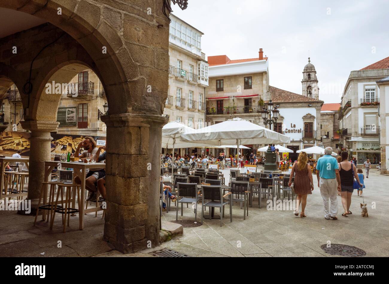 La province de Pontevedra, Vigo, Galice, Espagne : les gens se détendre à la piscine en plein air cafés de la Plaza de la Contitucion place de la vieille ville de Vigo. Banque D'Images