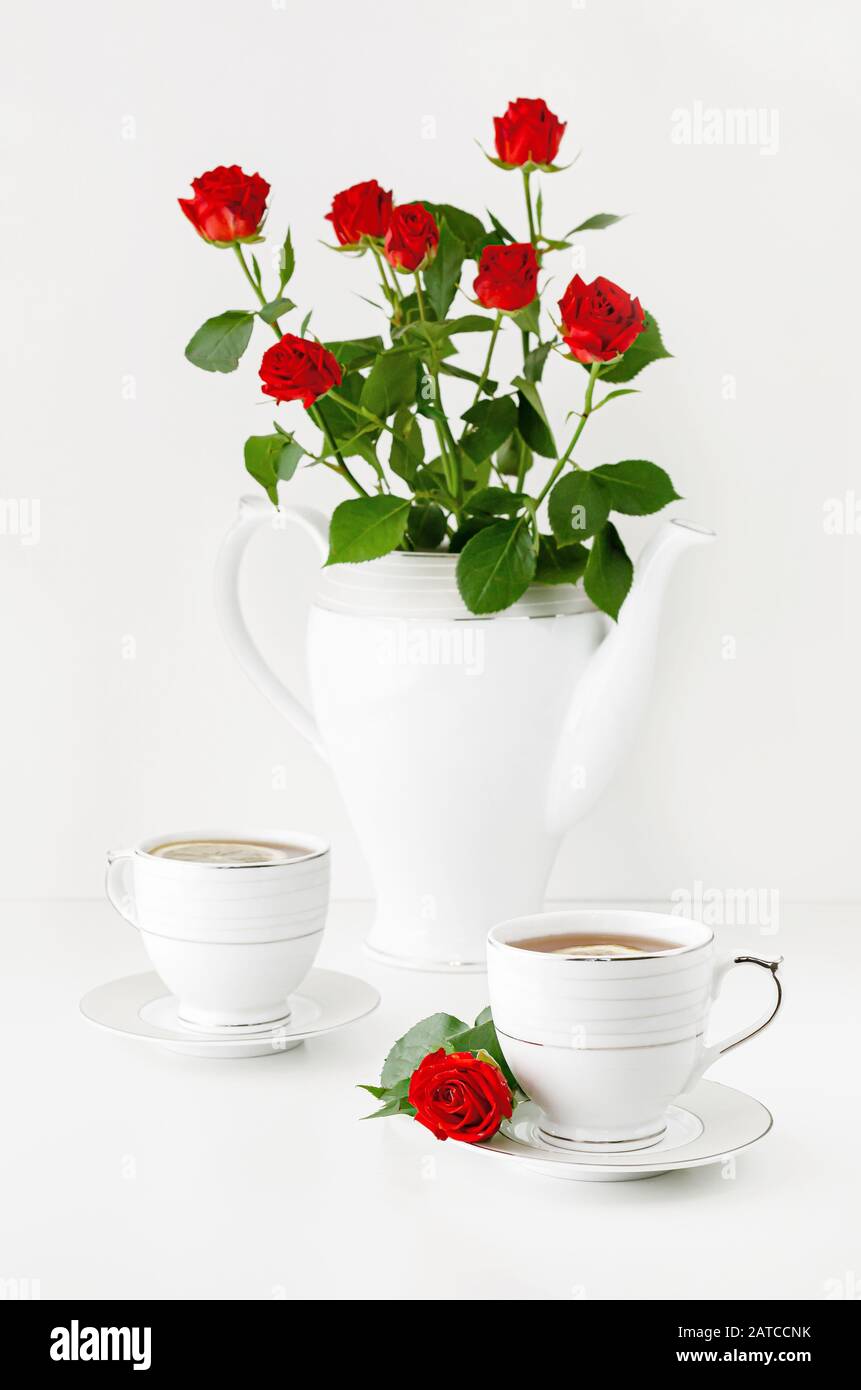 Petit Dejeuner Romantique Pour Deux Sur Une Journee De Saint Valentin Avec The Et Bouquet De Roses Rouges Concept De Carte De Vœux D Amour Photo Stock Alamy