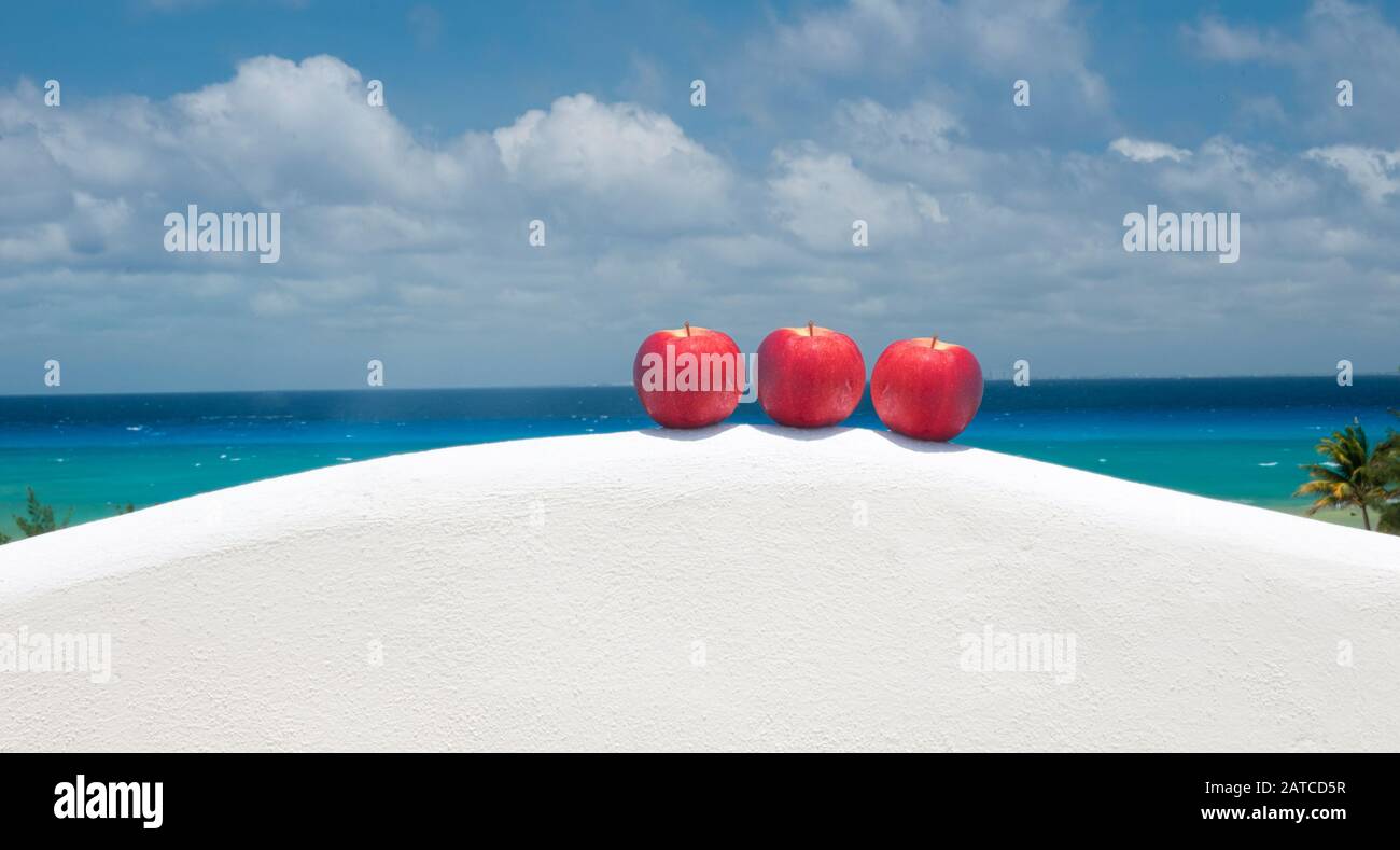 Rouge frais parfait pommes mer des Caraïbes et ciel bleu fond en profondeur Banque D'Images