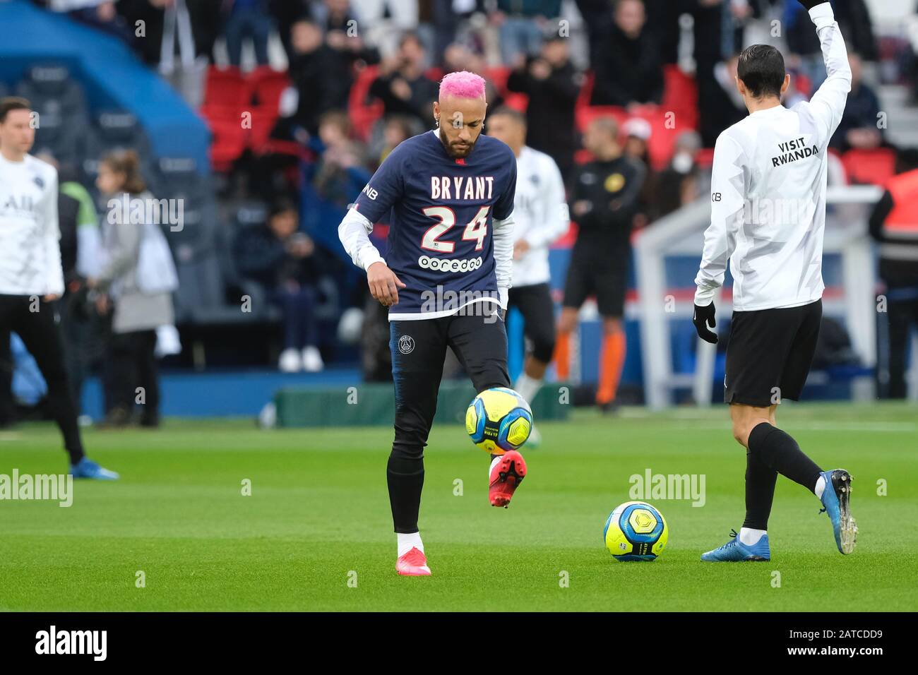 Paris, Ile De France, France. 1 févr. 2020. Paris SG Midfield NEYMAR JR Porte un maillot floqué avec le nom DE KOBE BRYANT et numéro 24 en hommage à son ami qui est mort tragiquement le 26 janvier 2020 pendant le championnat de football français, Ligue 1 Conforama, Entre Paris Saint Germain et Montpellier au Parc des Princes Stadium - Paris - France.Paris SG a gagné 5-0 crédit: Pierre Schevenin/ZUMA Wire/Alay Live News Banque D'Images