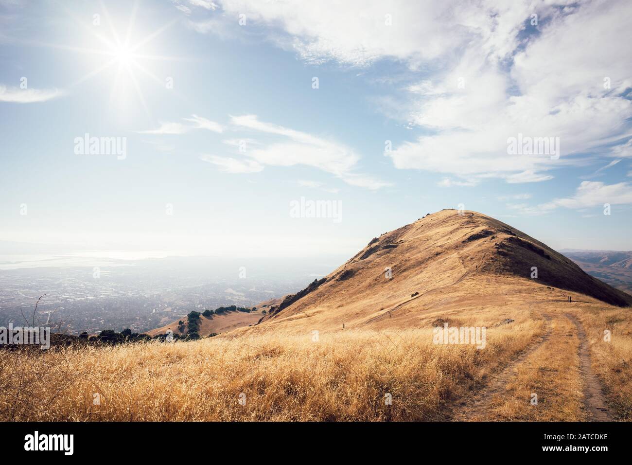 Misson Peak au-dessus de la ville de Fremont, Californie, États-Unis Banque D'Images