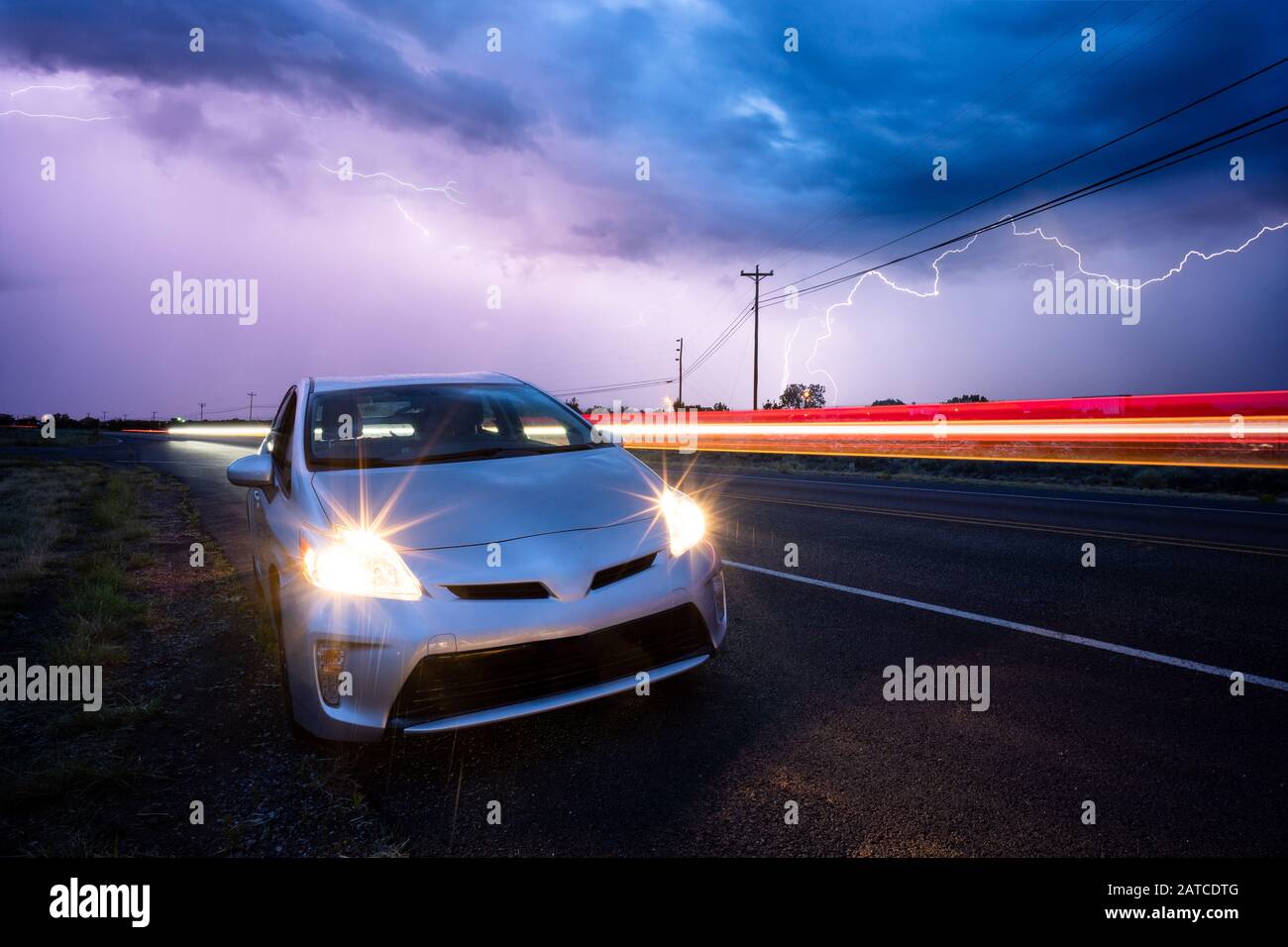 Voiture stationnée Roadside lors d'un orage, Grants, Nouveau Mexique, États-Unis Banque D'Images