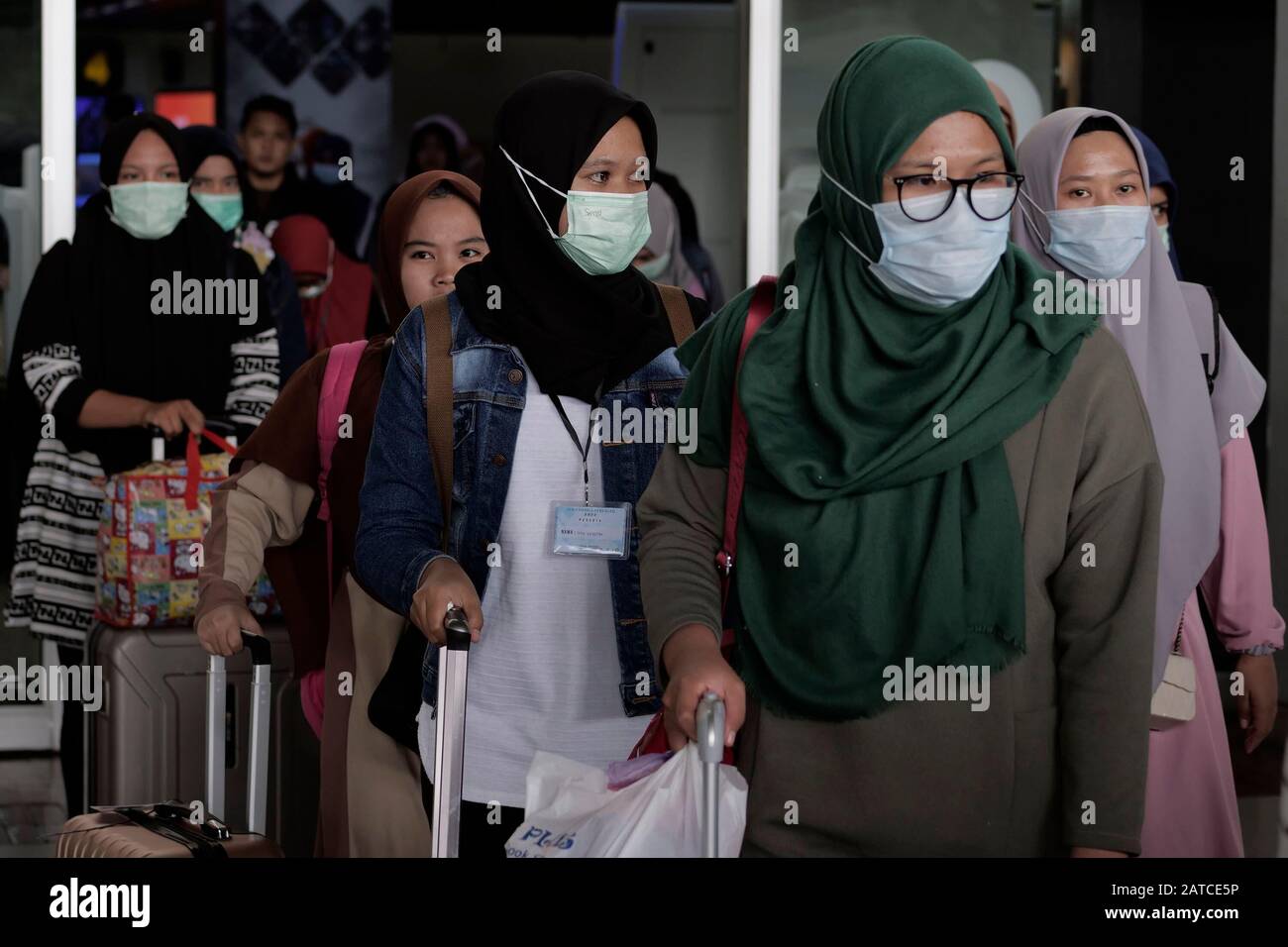 Les passagers portant des masques faciaux par mesure de précaution à l'éclosion de Coronavirus.Indonésie a envoyé une équipe d'évacuation pour extraire 245 Citoyens indonésiens de Wuhan, province de Hubei en Chine en raison de l'éclosion de coronavirus. Banque D'Images