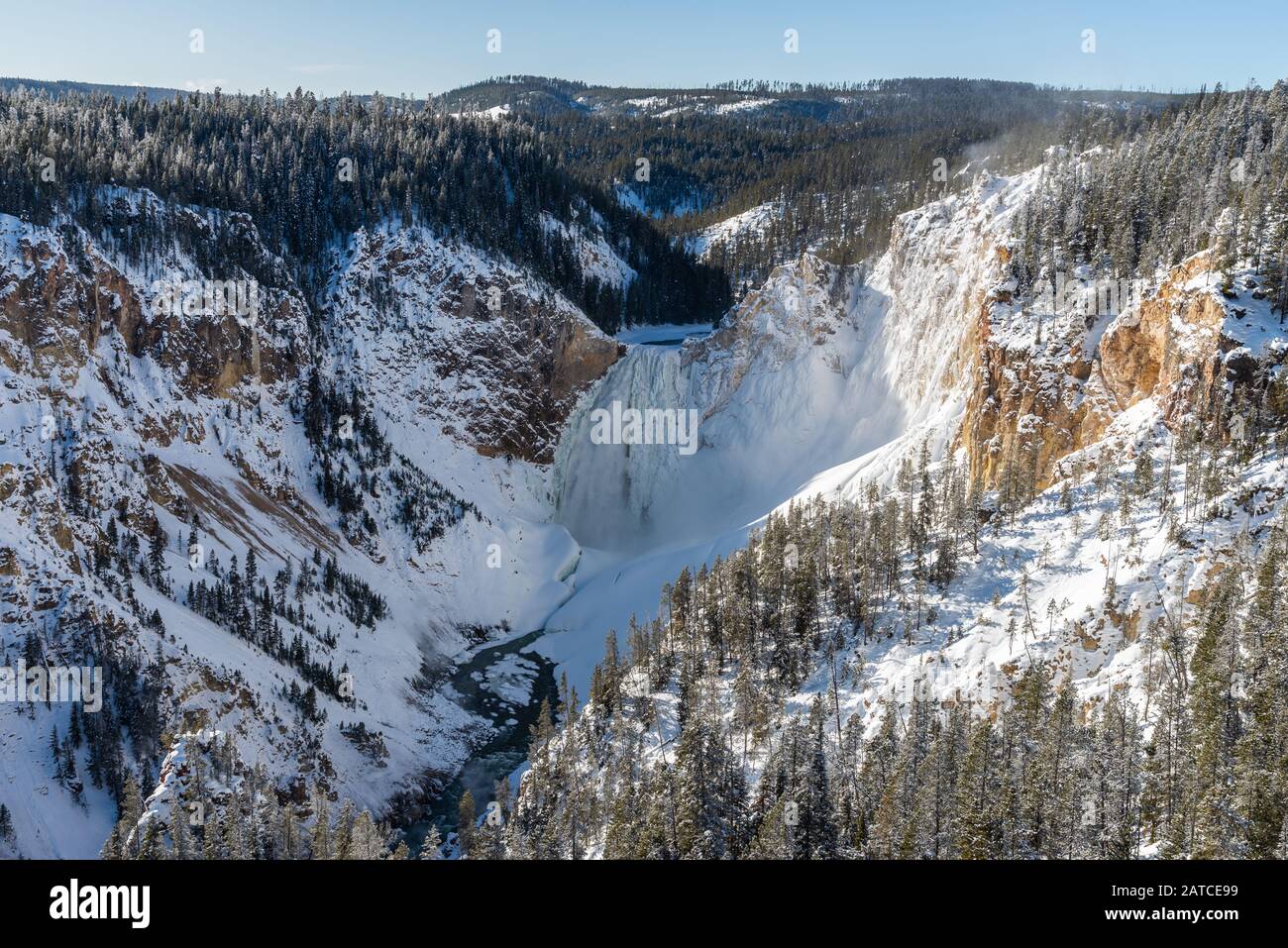 Les chutes inférieures en hiver, au Grand Canyon du parc national de Yellowstone, Wyoming, États-Unis. Banque D'Images