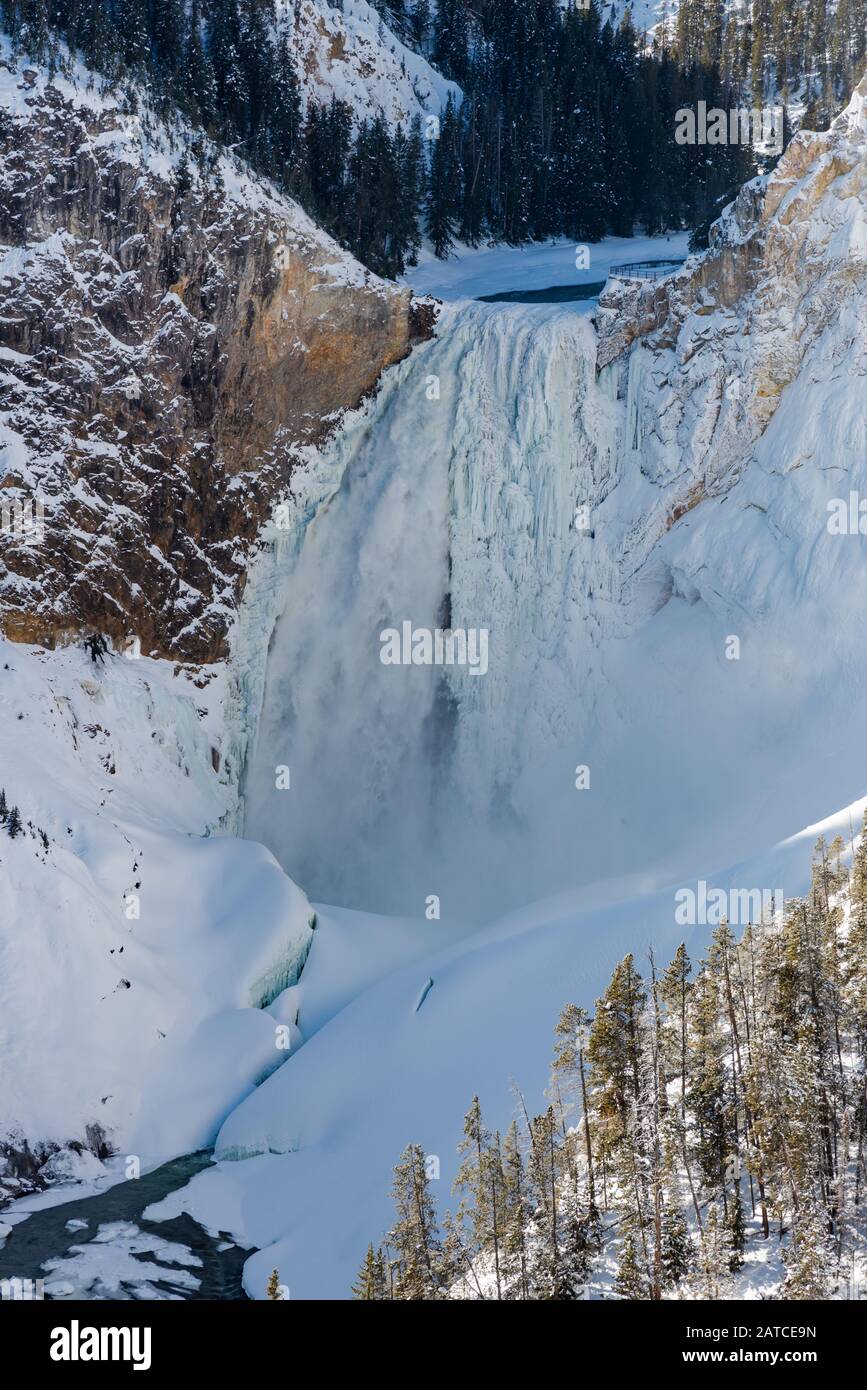 Les chutes inférieures en hiver, au Grand Canyon du parc national de Yellowstone, Wyoming, États-Unis. Banque D'Images