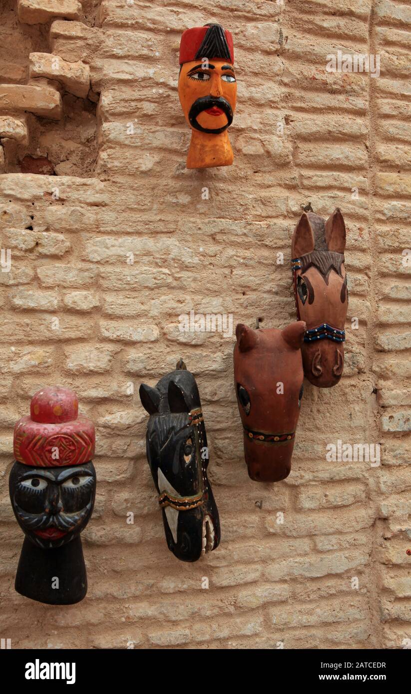 Art local statues miniatures faites à la main à vendre sur le mur de la ruelle. Banque D'Images