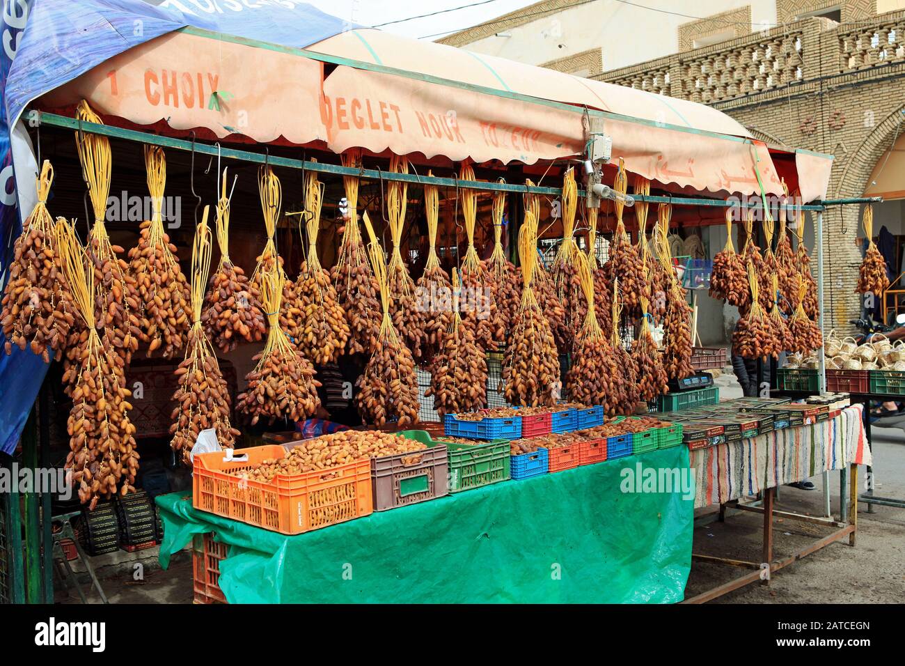 Des dates fraîches, groupées et en boîtes à vendre sur des étals de la place du marché de Tozeur. Banque D'Images
