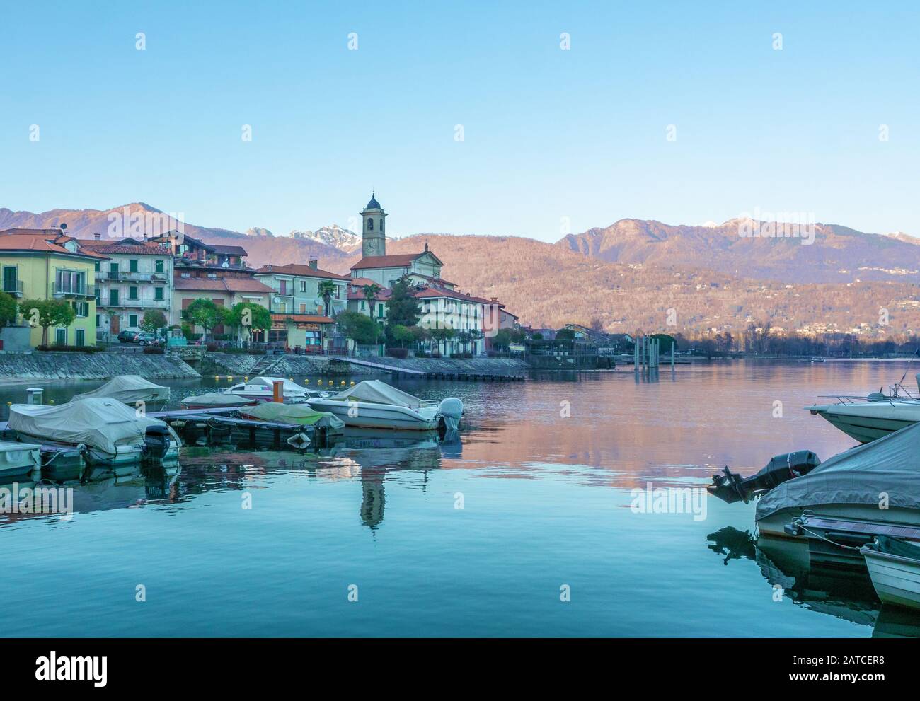 Feriolo, sur le golfe de Borromeo, offre un scénario particulièrement suggestif avec ses maisons aux couleurs vives bordées le long de la rive Banque D'Images