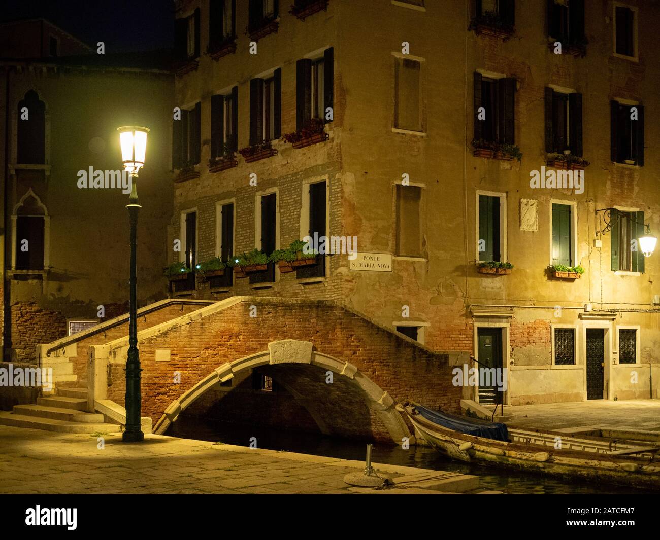 Pont en briques et lampe la nuit, Venise Banque D'Images