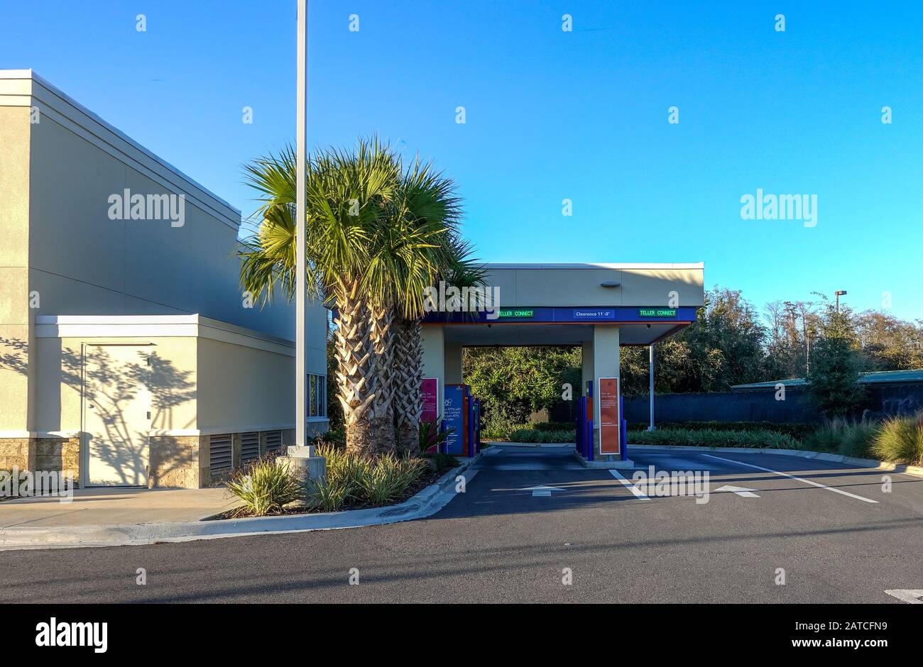 Orlando, FL/USA-1/29/20: L'extérieur d'une succursale de Suntrust Bank passe par la banque A l'arrière du bâtiment. Banque D'Images