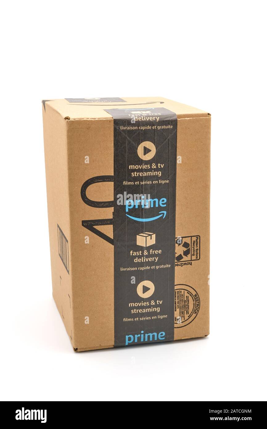 Boîte non ouverte suite à une livraison du détaillant en ligne Amazon photographié sur un fond blanc propre. Banque D'Images