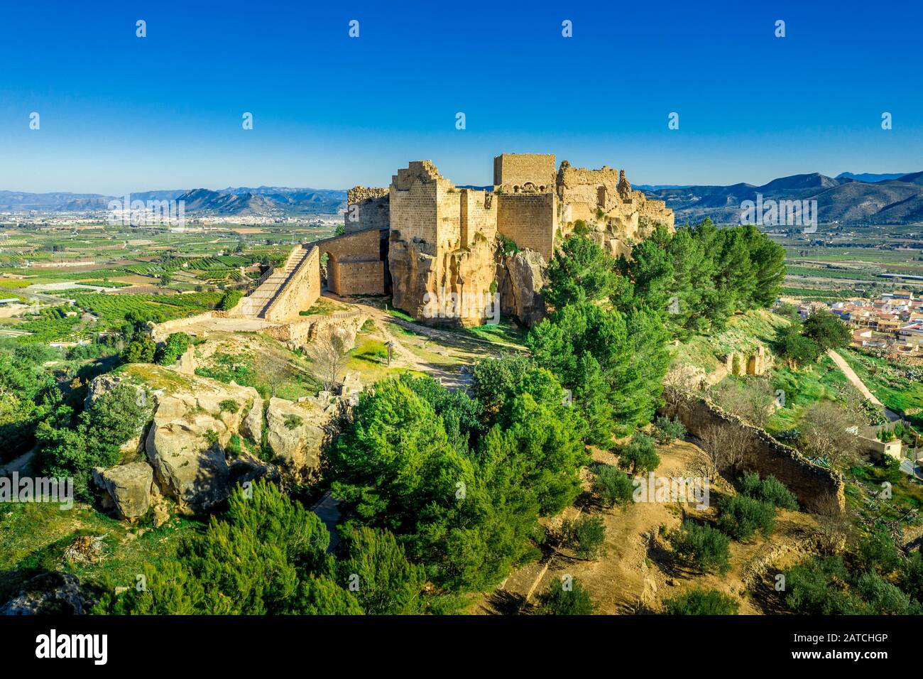 Vue aérienne sur le château médiéval ruiné de Montesa au centre des Templiers et de Montesa ordre des chevaliers avec donjon, longue rampe jusqu'à la porte du château en Espagne Banque D'Images