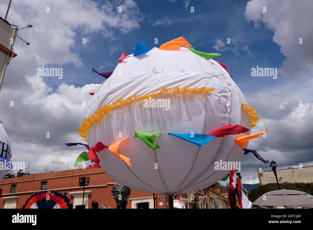 Grande boule de spinning appelée Marmota, partie de la traditionnelle parade de mariage (Calenda de Bodas) dans les rues d'Oaxaca. Banque D'Images