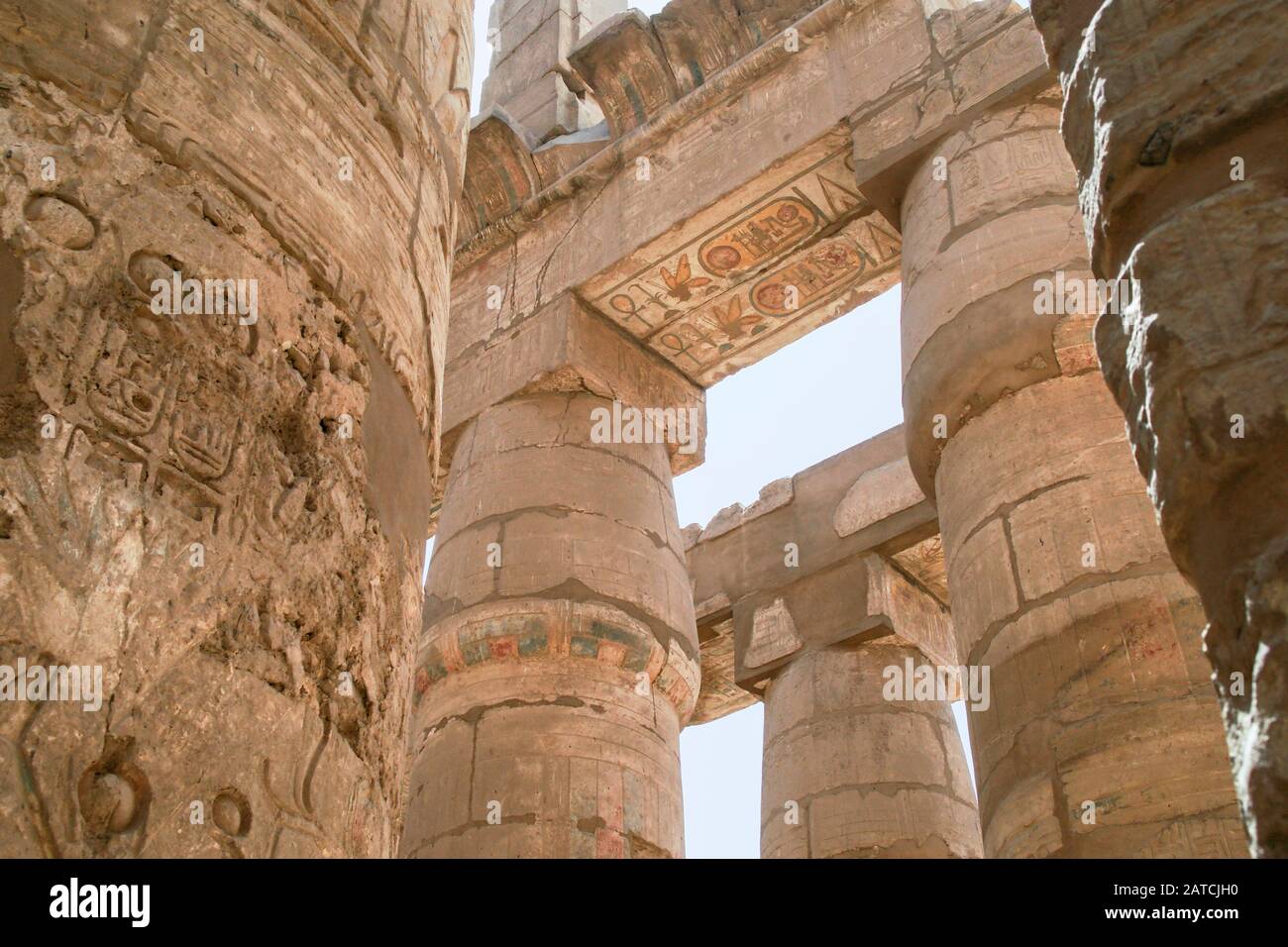 Luxor, Karnak, Egypte, Afrique. Temple de Karnak. Plusieurs colonnes à l'intérieur du temple montrant une cartouche, des hiéroglyphes et d'autres sculptures de soulagement. Banque D'Images