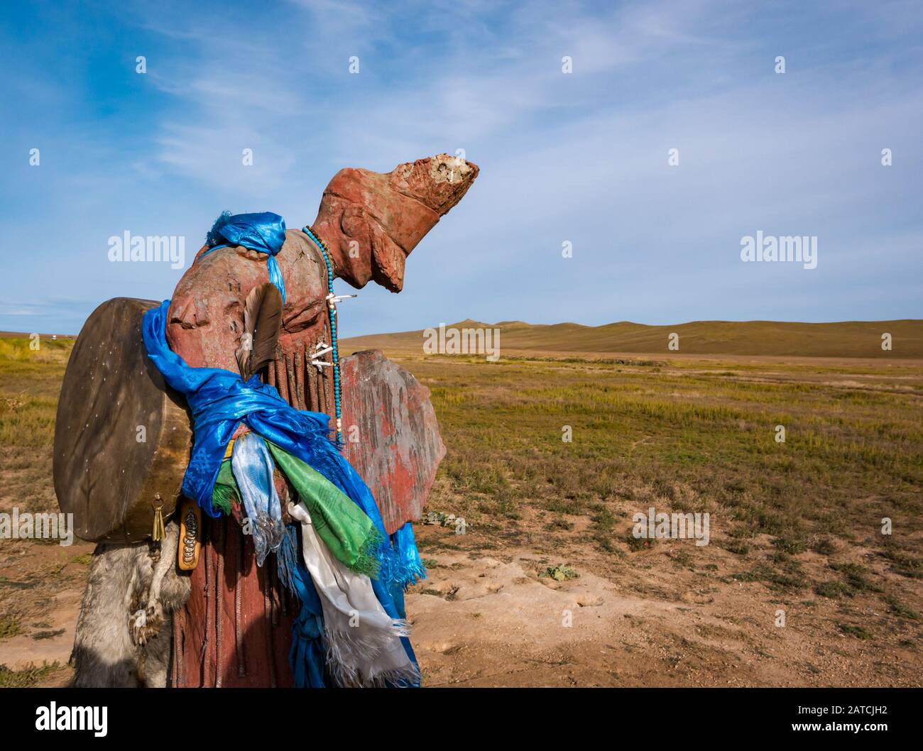 Statue du chaman du charisme mongol avec foulards de prière en soie bleue au bord de la route à la steppe, Mongolie, Asie Banque D'Images
