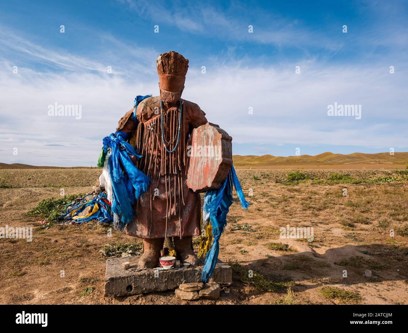 Statue du chaman du charisme mongol avec foulards de prière en soie bleue au bord de la route à la steppe, Mongolie, Asie Banque D'Images