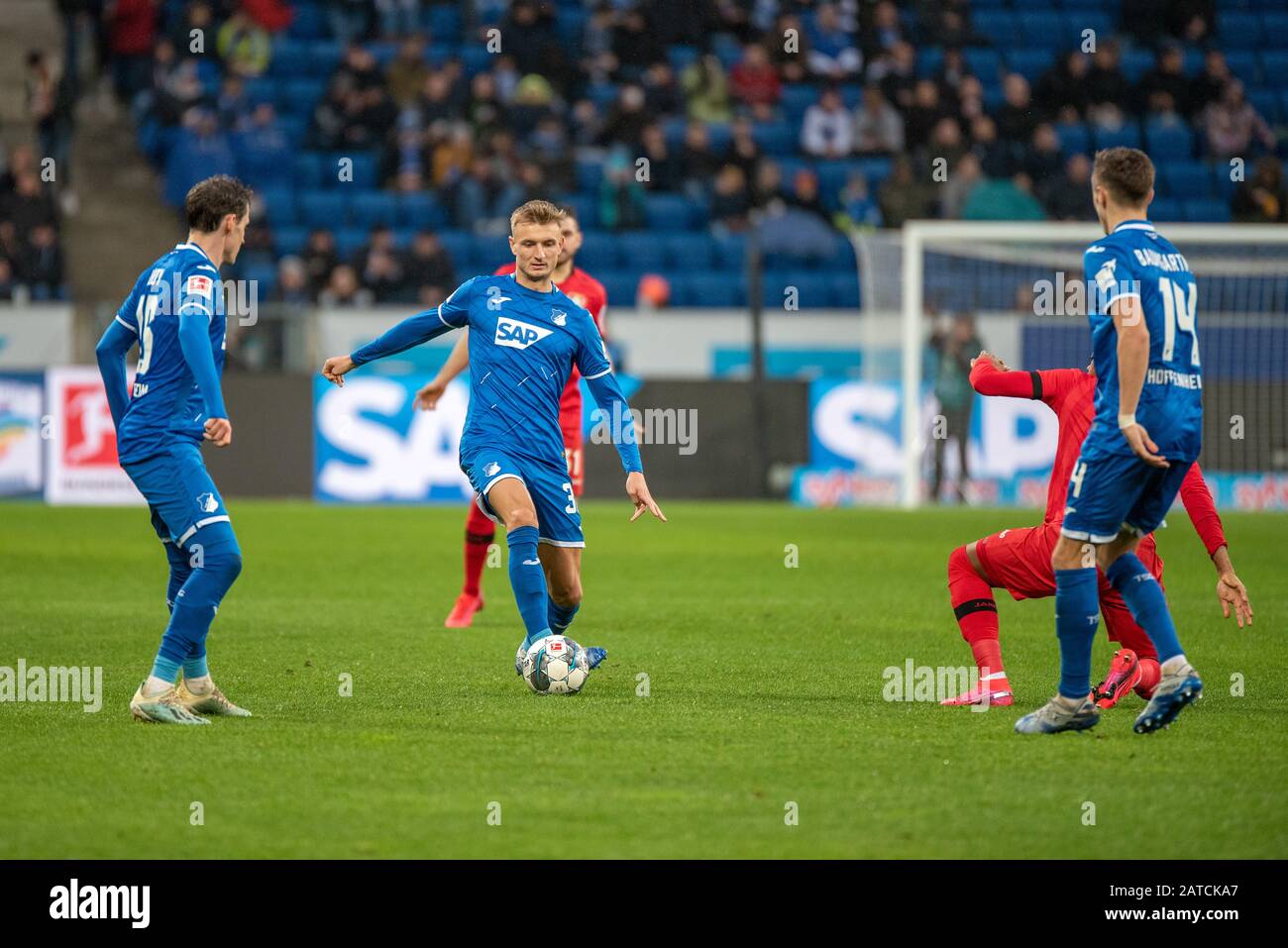 Sinsheim, ALLEMAGNE - 1 FÉVRIER: Sebastian Rudy (TSG 1899 Hoffenheim), Pavel Kaderabek (TSG 1899 Hoffenheim) et Christoph Baumgartner (TSG 1899 Hoffenheim) au Football, BuLi: TSG 1899 Hoffenheim contre Bayer 04 Leverkusen à la PreZero Arena le 1er février 2020 à Sinsheim, EN ALLEMAGNE. LES RÉGLEMENTATIONS DFL/DFB INTERDISENT TOUTE UTILISATION DE PHOTOGRAPHIES COMME SÉQUENCES D'IMAGES ET/OU QUASI-VIDÉO. Banque D'Images