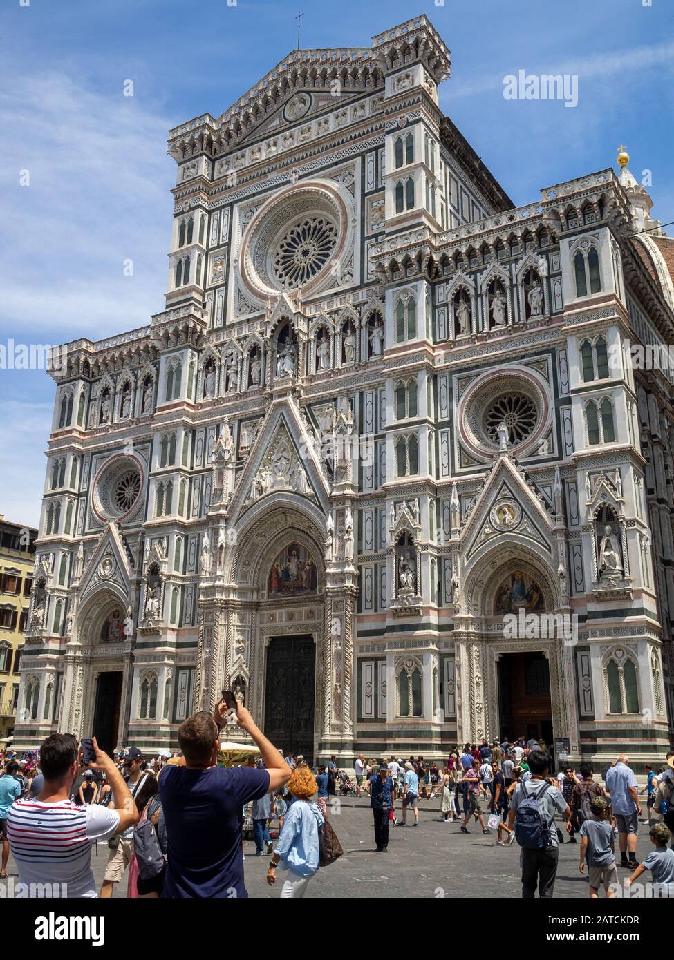 Touristes prenant des photos de la façade du Duomo de Florence Banque D'Images