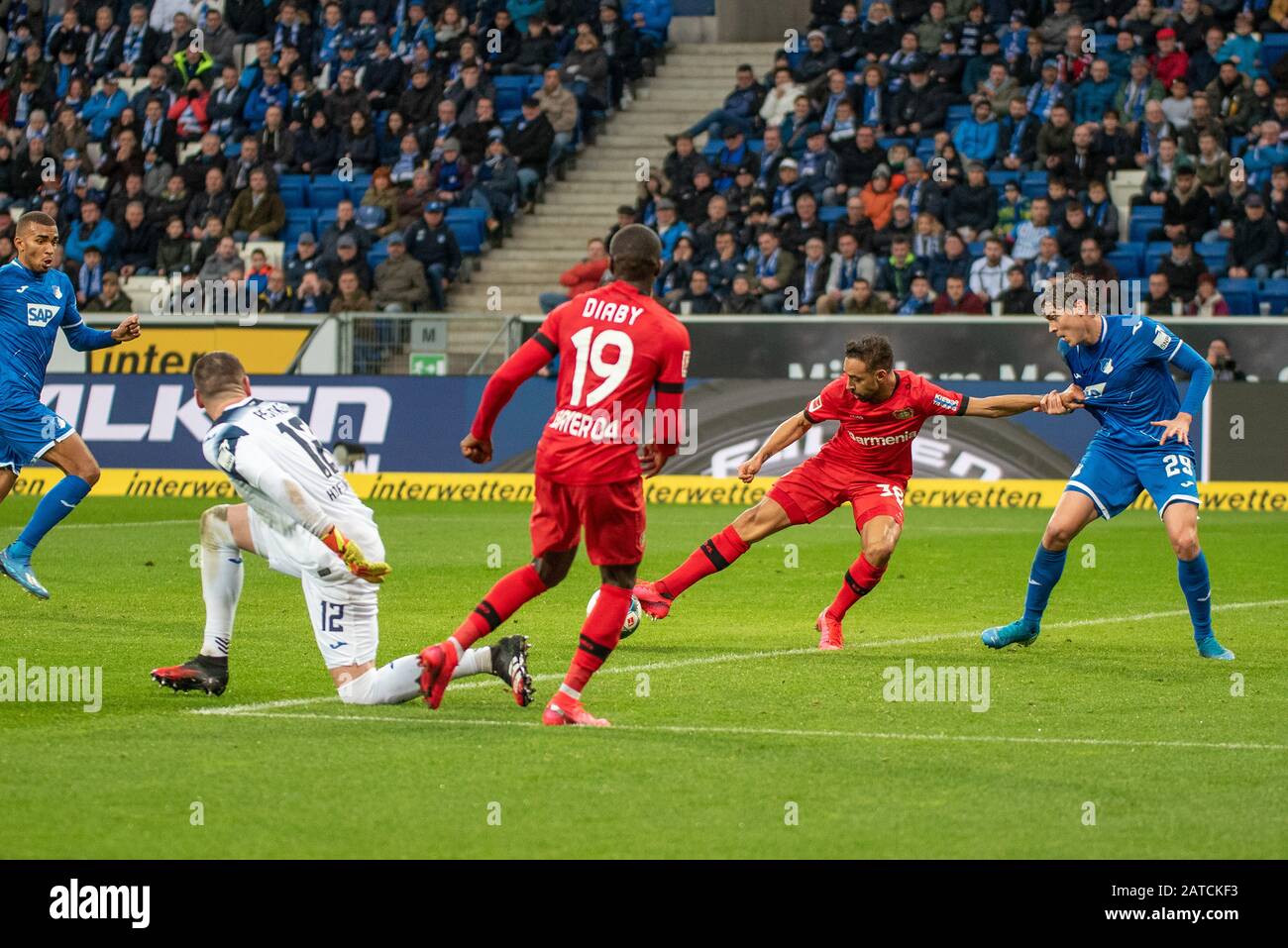 Sinsheim, Allemagne. 1 févr. 2020. Moussa Diaby (Bayer 04 Leverkusen), Goalkeeper Philipp Pentke (TSG 1899 Hoffenheim), Karim Bellarabi (Bayer 04 Leverkusen) et Robert Skov (TSG 1899 Hoffenheim) au Football, BuLi: TSG 1899 Hoffenheim contre Bayer 04 Leverkusen à la PreZero Arena le 1er février 2020, Sinsheim, ALLEMAGNE. LA RÉGLEMENTATION DFL/DFB INTERDIT L'UTILISATION DE PHOTOGRAPHIES COMME SÉQUENCES D'IMAGES ET/OU QUASI-VIDÉO. Crédit: Espa/Alay Live News Banque D'Images