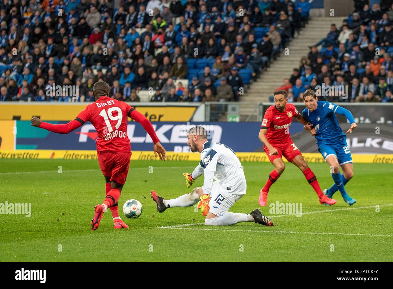 Sinsheim, Allemagne. 1 févr. 2020. Moussa Diaby (Bayer 04 Leverkusen), Goalkeeper Philipp Pentke (TSG 1899 Hoffenheim), Karim Bellarabi (Bayer 04 Leverkusen) et Robert Skov (TSG 1899 Hoffenheim) au Football, BuLi: TSG 1899 Hoffenheim contre Bayer 04 Leverkusen à la PreZero Arena le 1er février 2020, Sinsheim, ALLEMAGNE. LA RÉGLEMENTATION DFL/DFB INTERDIT L'UTILISATION DE PHOTOGRAPHIES COMME SÉQUENCES D'IMAGES ET/OU QUASI-VIDÉO. Crédit: Espa/Alay Live News Banque D'Images